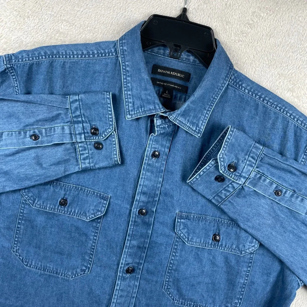 Banana Republic Chambray Work Shirt Mens Large Blue Untucked Standard Fit Denim